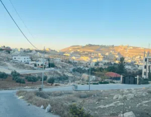 قطعة أرض على شارع الأردن خلف مطعم قصر الجبل مساحة 750 متر