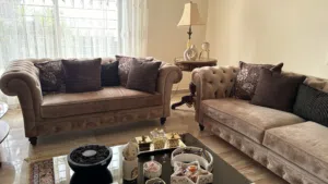 طقم كنب للبيع مع طاولة وسط