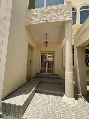 330 m2 More than 6 bedrooms Villa for Rent in Central Governorate Al-Hajiyat