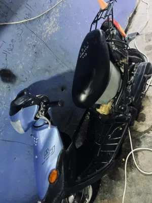 السلام عليكم دراجه تسعه للبيع شوفت عينك كلهه شغاله بس دكمه مال لايت واشاير واكفه وسلف بس تخلي باتري