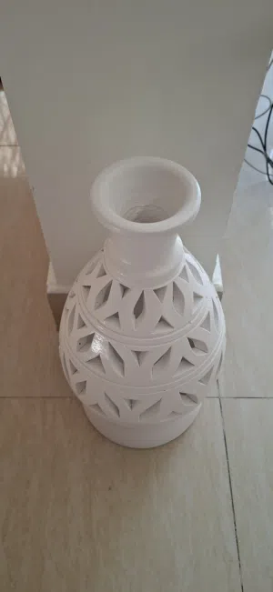 فازة ديكور بيضاء بتصميم مفرغ أنيق مصنوع من الفخار – بحالة ممتازة