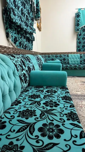 كراسي للبيع  مع الستاير والطاوله