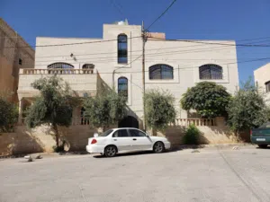 بيت مستقل طابقين للبيع في جبل طارق
