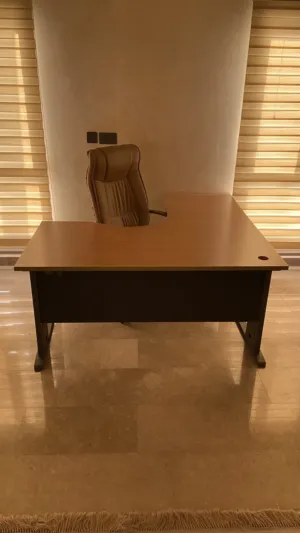 طاولة مع كرسي للبيع