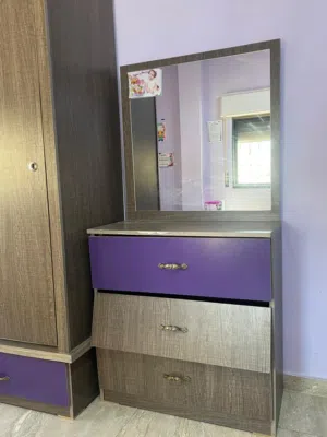 غرفة نوم بناتية مستعملة بحالة جيدة جدا مكونة من تختين مفرد وخزانة ملابس وتواليت وكومدينة وفرشتين