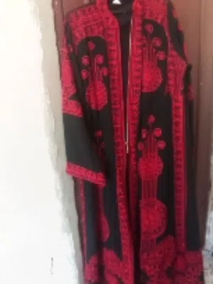 ثوب لون اسود واحمر قطعتين