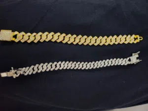 أساور بلون الذهبي والفضي