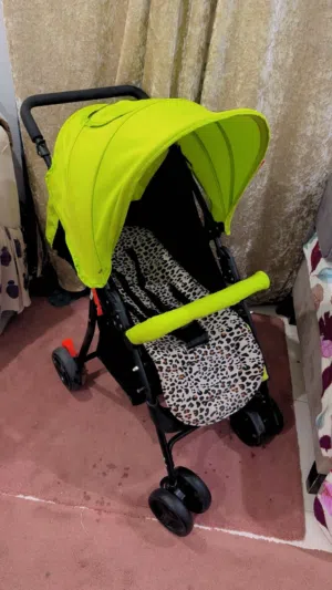 عربانة اطفال سرير وكرسى كالجديدة متينة