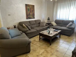 طقم كنب لون رمادي وارد أمريكيه بحاله جيده جدا للبيع