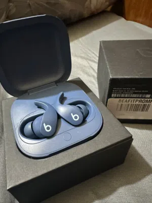 سماعة Beats Fit Pro بحالة ممتازة، بدون مشاكل فنية, الصوت قوي ونقي جداً، والبطارية ممتازة.