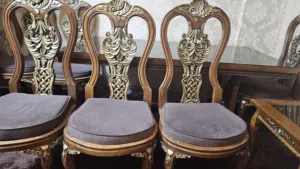 اعلان بيع طاولة سفرة مع 6 كراسي بحالة ممتازة، حفر يدوي خشب زان