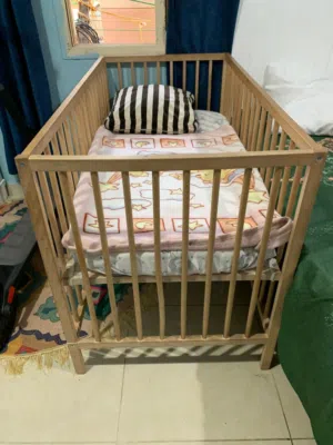 عربانه اطفال بحاله جيده وسرير اطفال بحاله جيده