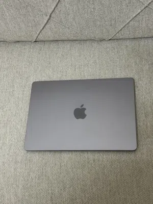 ماك بوك برو M2 بحالة الوكاله ولا خدش مشحون 102 مرة فقط