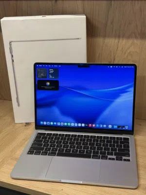 MacBook Air 2025. M4-Chip. 16 RAM. 256 SSD. 13.6-inch