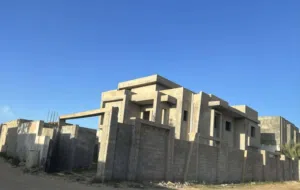 فيلا 3 طوابق مفصولات نص تشطيب للبيع في عين زارة المشتل