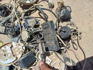 محولات وكيبلات واجهزه قديمه ما اعرفهن مال شنو