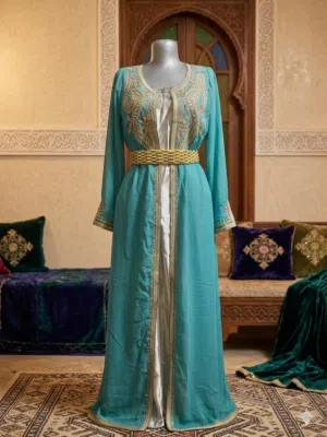 قفطان/تكشيطة فيروزية ملكية مطروزة بالصقلي الذهبي - إطلالة همة وشان