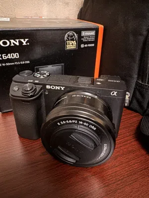 كاميرا Sony A6400 مع عدسة 16-50mm للبيع