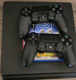 Ps4 بحالة جدية جداً مع ايدين اصلية و حقيبة كاملة للجهاز و سيدين العاب و معدل 1 تيرا