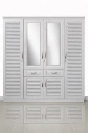 خزانة لونها ابيض وكبيرة وفيها مساحة داخلية جيدة