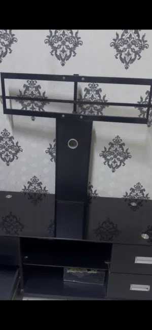 طاولة تلفزيون استعمال بسيط جداً