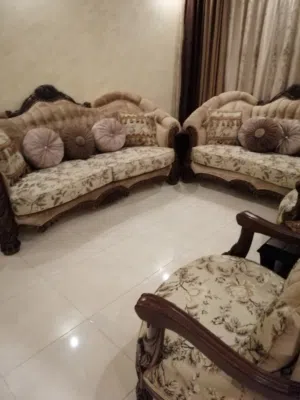 طقم كنب بحالة الجديد للبيع