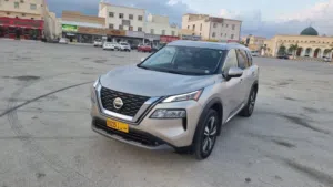 نيسان روج 2021 بالكامل 4x4 مع ناقل حركة أوتوماتيكي ونظام الدفع رباعي لون ذهبي داخلي أسود