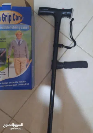 عكازة قابله للطي بمقبضين لكبار السن وقاعده مانعه انزلاق مع ضوء ليد وزمور