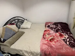 سرير مع المرتبة