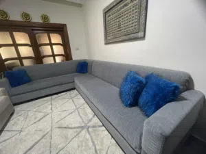 طقم كورنر عشكل L بحاله ممتازه لا تقارن هاذا طقم بأي طقم بالسوق لانو مواد مستخدمه كلها ممتازه مش بسوق