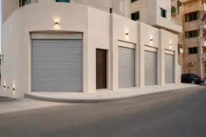 محلين جديدين بابين مفتوحين على بعض للإيجار