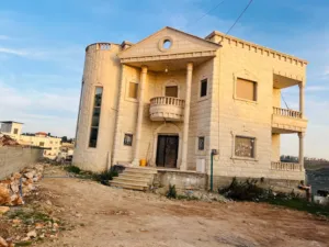 ‏٤ غرف نوم ‏.‏ ٤ حمّامات ‏.‏ 300 م٢‏0