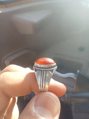 عقيق يماني حجر قديم جدآ جدآ الفضه قديمه جدآ ابيع الخاتم على هذه الصورة دون تلاعب بهي