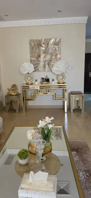 طقم مكون من 3 كنبات كل كنبة اربعة افراد مع طاولة وسط و كونسول و اربعة طاولات جانبية و لوحة .. ستائر
