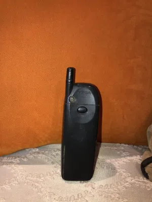 1997 موديل Nokia 6110 مستعمل بحاله جيده نادر جدا جدا  اللون تركوازي وبنفسجي غامق يتغير حسب الضو