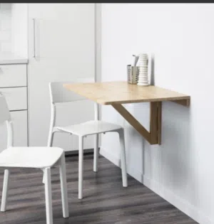 طاوله طعام صغيره تنفع للداخل والخارج لونها خشبي غامق سبب البيع لا يوجد مكان لها بالمنزل