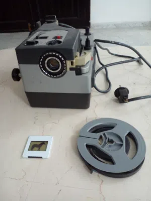 انتيك.الة عرض افلام بكره وسلايدات الة عرض أفلام بكره مع شاشة عرض.الحاله ممتازه كالجديد.تعمل