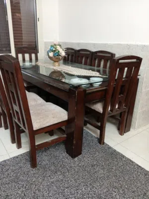 طاولة سفرة ملوكية 8 كراسي اسفنج عالي وخشب زان عليها لوح زجاج ثقيل  للبيع قبل رمضان ضروري ومستعجل