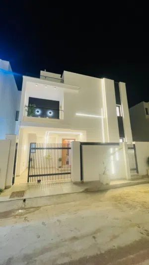 فيلا راقية للبيع في جنزور – العلواني  موقع هادئ ومميز يمنحك الخصوصية والراحة داخل طرابلس.