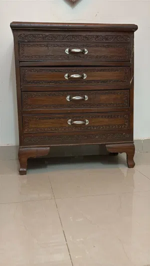 طاولة مستعملة بحالة جيدة