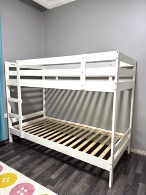 سرير طابقين خشبي لون أبيض من إيكيا (IKEA) بحالة ممتازة مستعمل مفرد لكل طابق