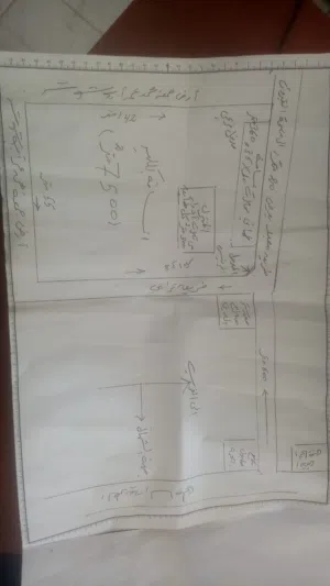 عقار للبيع وهو عبارة عن قطعة ارض مقام عليها مبنى من ثلاث طوابق في طريق مصنع النجمة