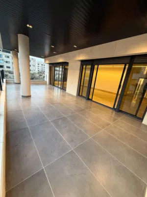 شقة فاخرة - لم تسكن - 4نوم 2ماستر - 320م - مطلة - موقع مميز / طريق المطار