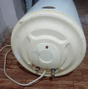 كيزر كهربائي 80 لتر الألماني شغال بحالة جيدة للبيع مستعمل 6 أشهر