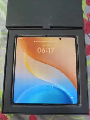 honor magic v5 16/512 in excellent condition warranty available december 2026