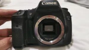 كاميرا Canon EOS 7D + عدستين + جريب بطارية أصلي + شنطة – حالة ممتازة