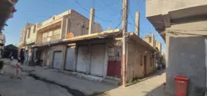 بيت مع محلات تجارية ركن