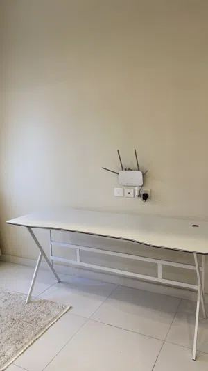 طاولة جيمنج و مكتبية بيضاء ((الوصف مهم)) ب ارتفالع 70 cm و الطول 160cm و العرض 60cm بسعر قابل لتفاوض