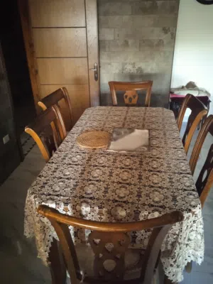 طاوله سفرة بحاله جيده للبيع مع ست كراسي