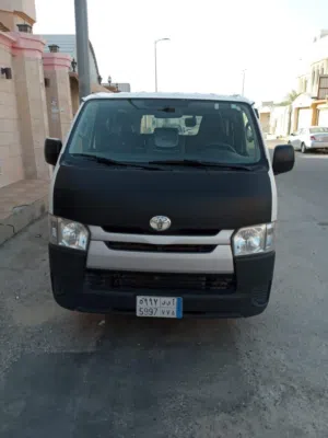 باص تويوتا هايس 2015 بحالة ممتازة جداً للإيجار .